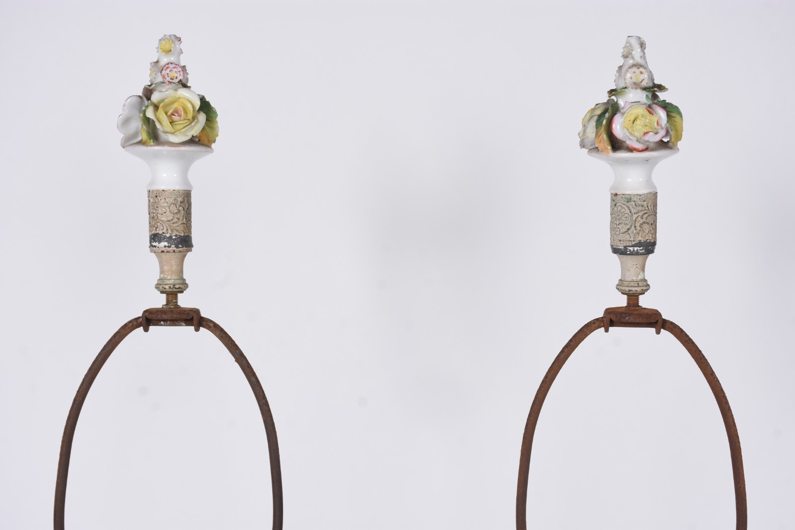 Par de abatjoures de porcelana possivelmente alemãs, decoração floral... - foto 8 de 9