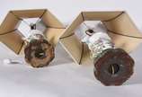 Par de abatjoures de porcelana possivelmente al... - Par de abatjoures de porcelana possivelmente alemãs, decoração floral em policromia, bases de metal vazado. Acompanham cúpulas na cor bege com p...