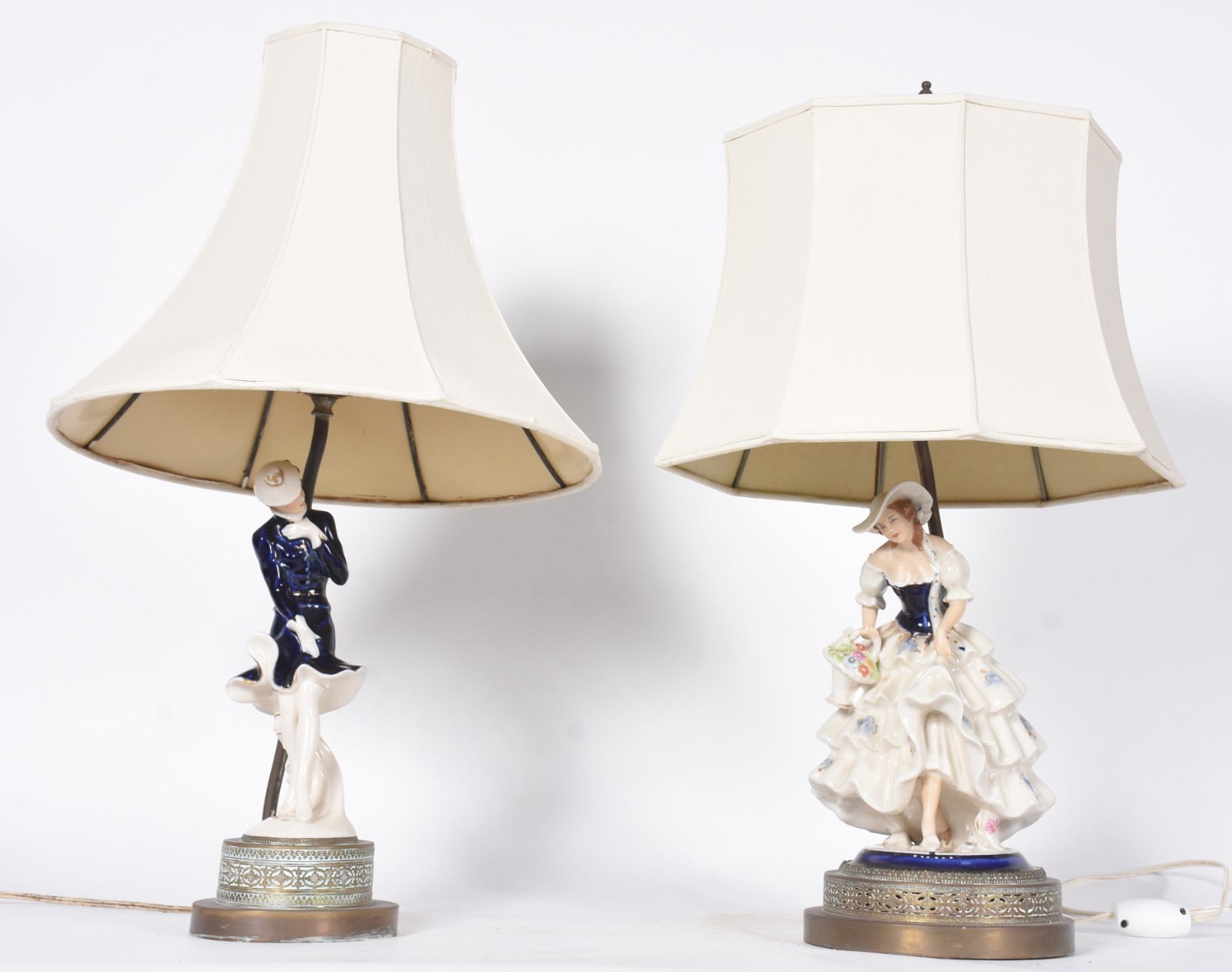 Par de abatjoures de porcelana representando duas figuras femininas... - foto 1 de 8