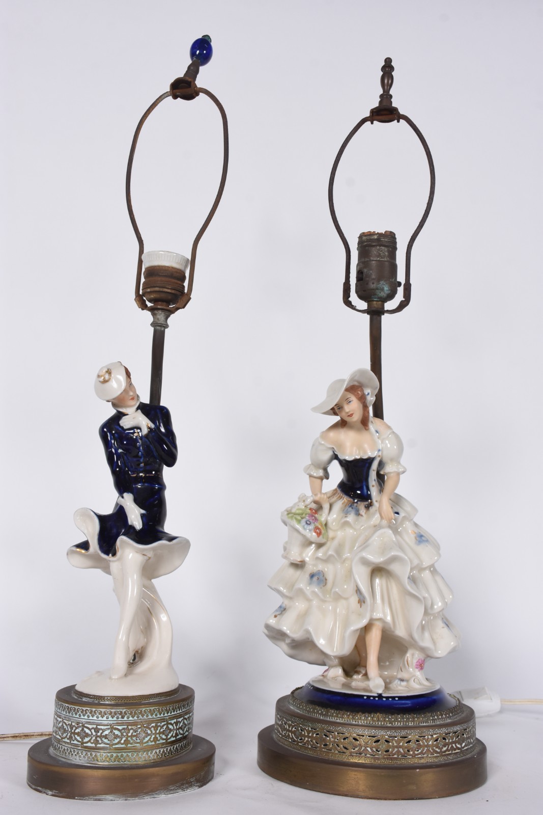 Par de abatjoures de porcelana representando duas figuras femininas... - foto 2 de 8