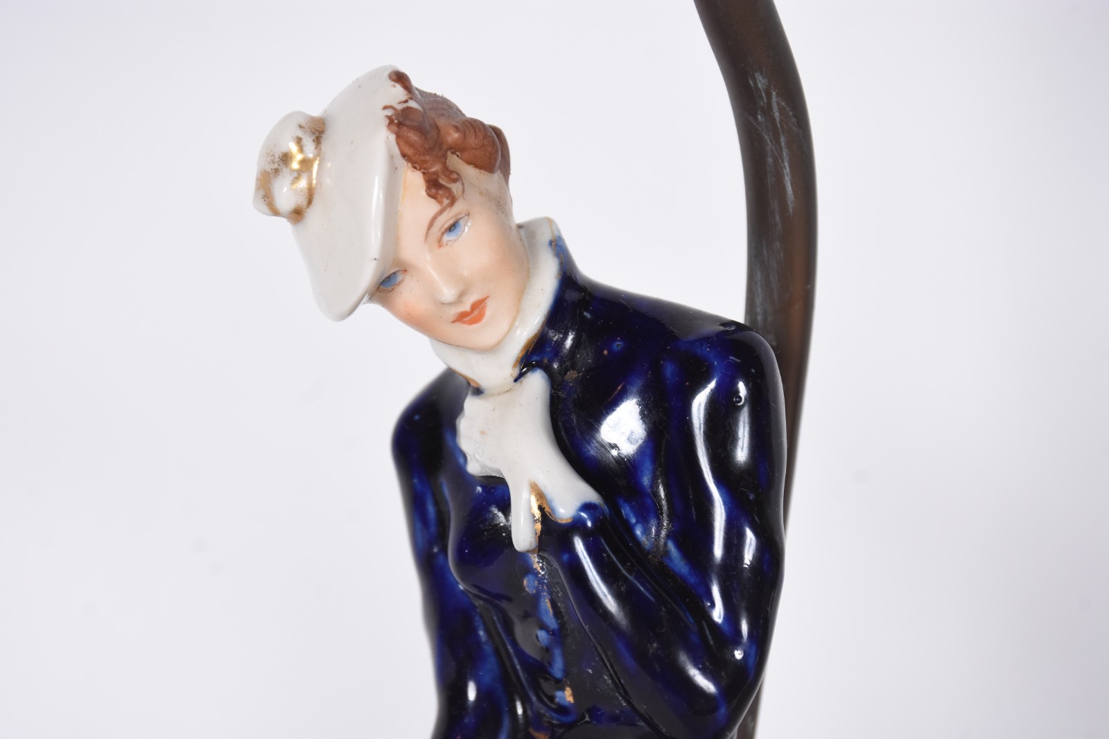 Par de abatjoures de porcelana representando duas figuras femininas... - foto 3 de 8
