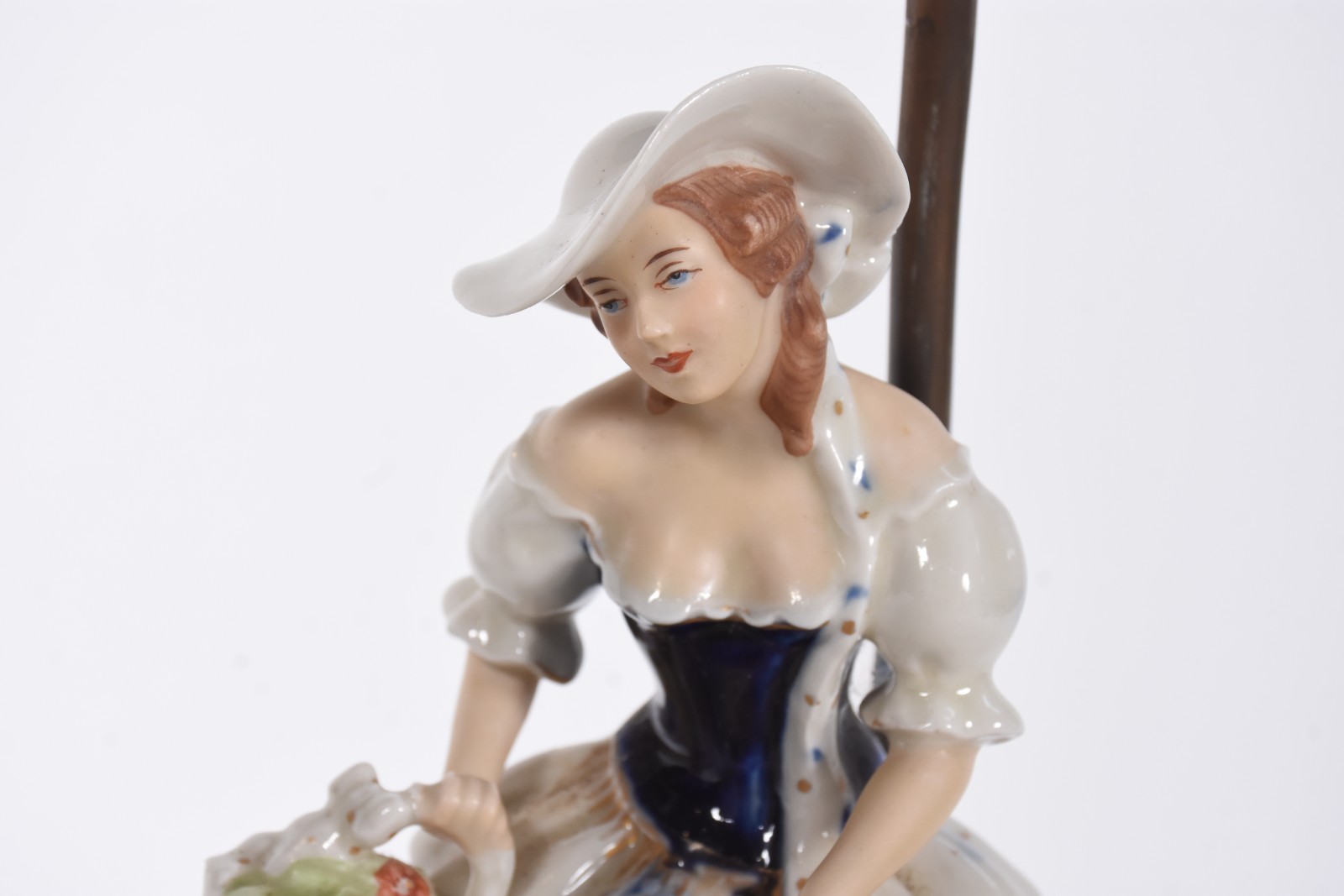 Par de abatjoures de porcelana representando duas figuras femininas... - foto 4 de 8