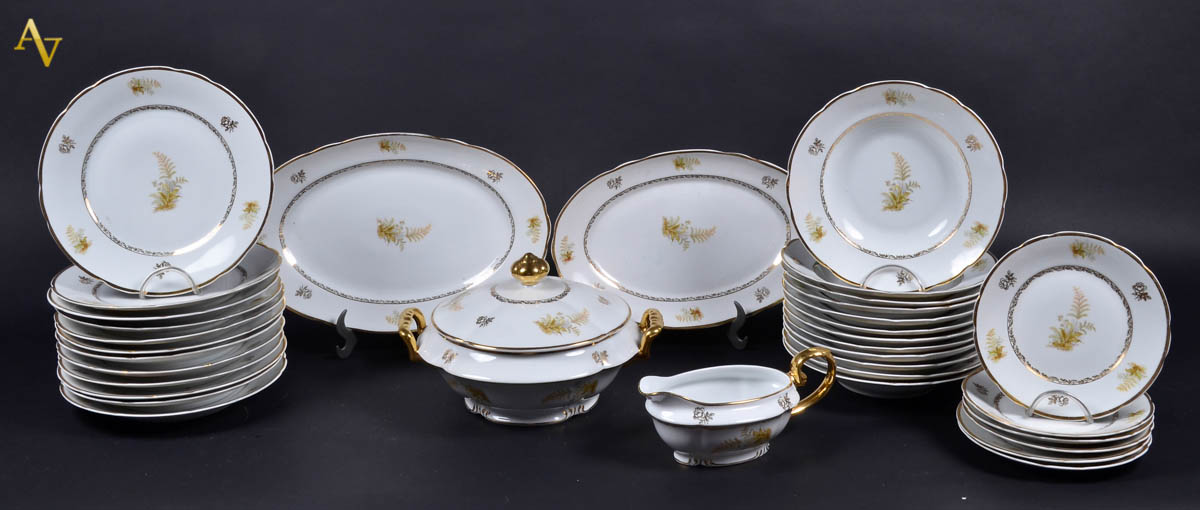 Aparelho de jantar de porcelana Real, composto de 12 pratos fundos...