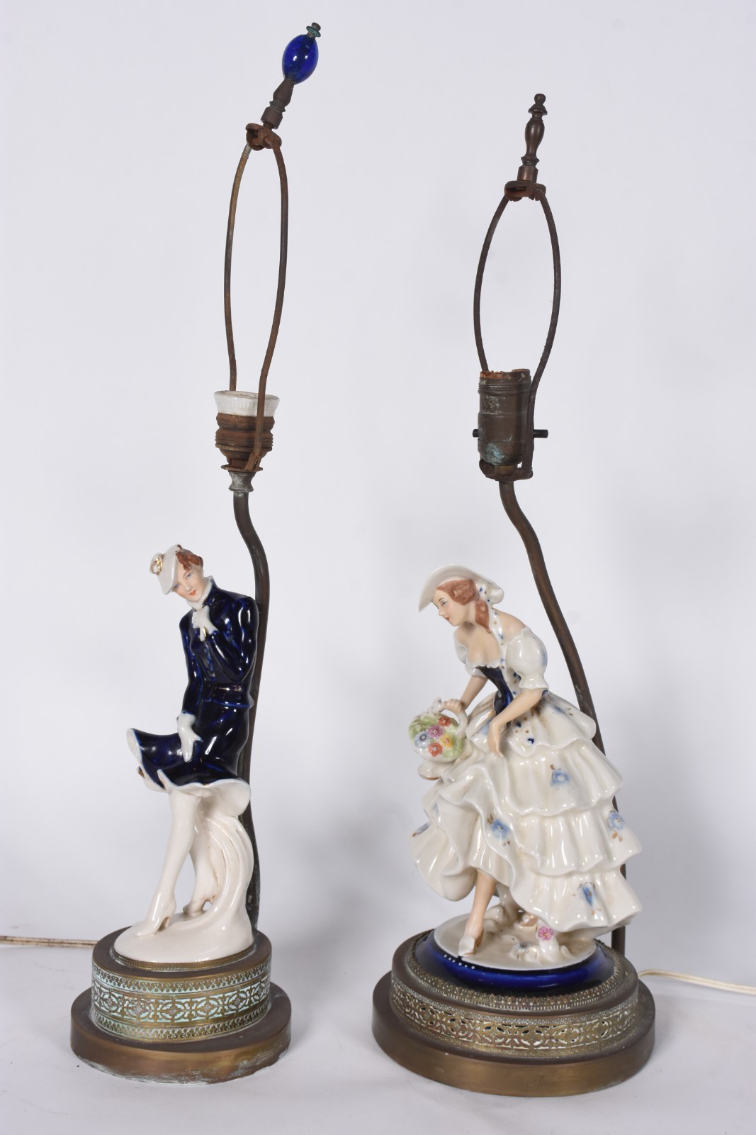 Par de abatjoures de porcelana representando duas figuras femininas... - foto 5 de 8