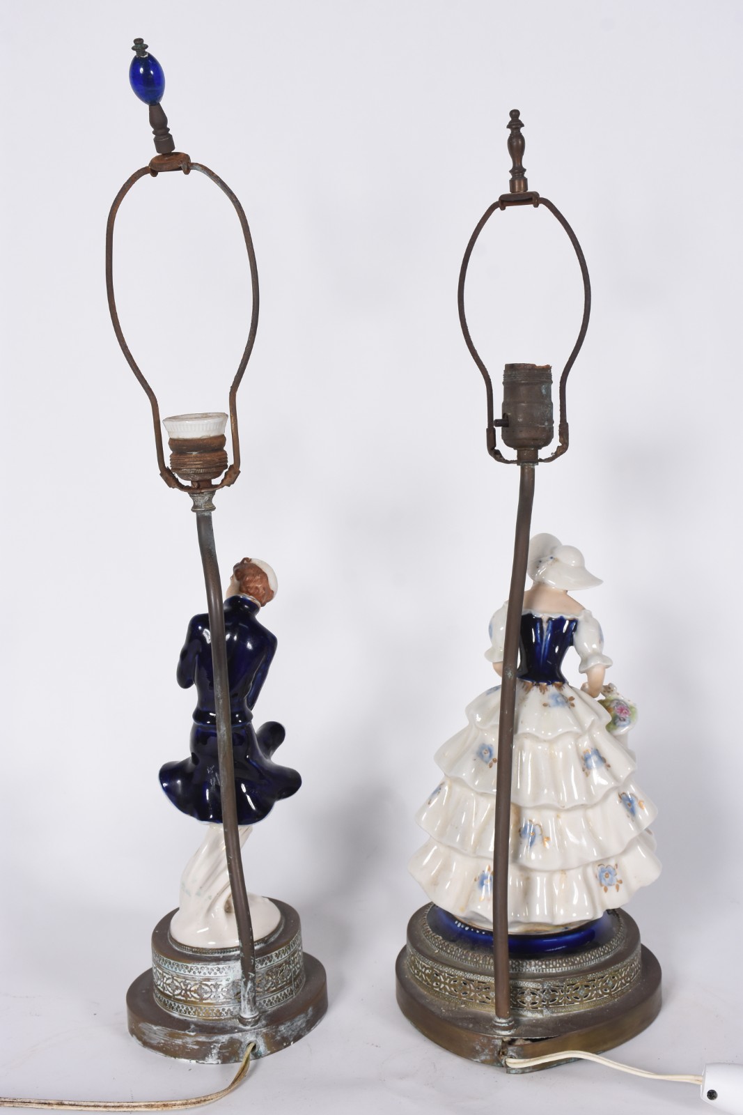 Par de abatjoures de porcelana representando duas figuras femininas... - foto 6 de 8