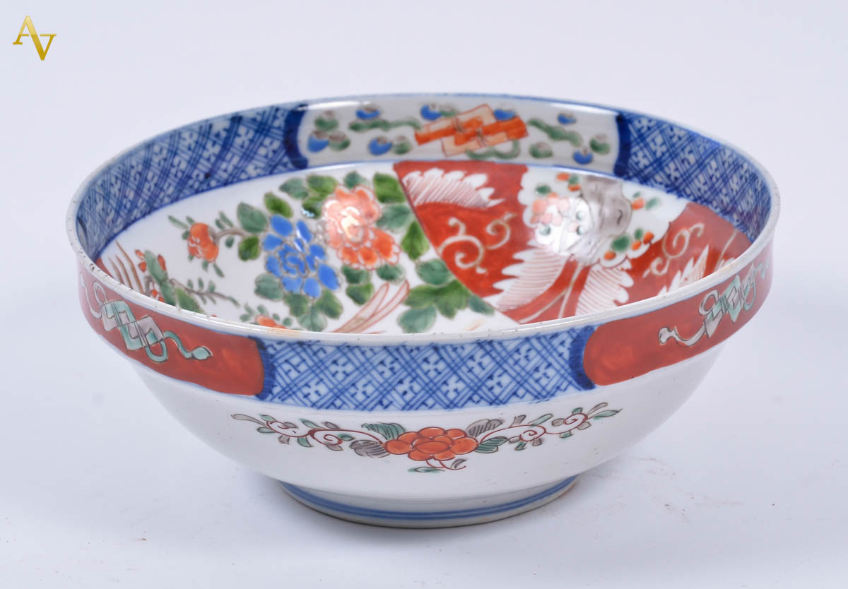Bowl de porcelana ao gosto Imari. Diam. 23 cm.