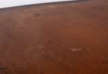 Escrivaninha de madeira nobre parquetada, quatr... - Escrivaninha de madeira nobre parquetada, quatro gavetas, pernas ligeiramente recurvas. Tampo com partes manchadas.