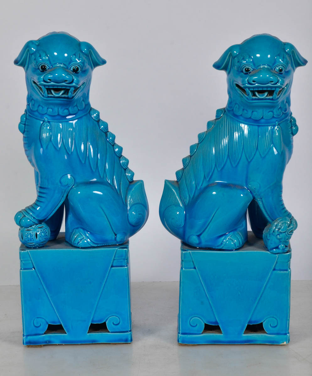 Par de cães de fó de faiança, na cor turquesa. Alt. 40 cm.