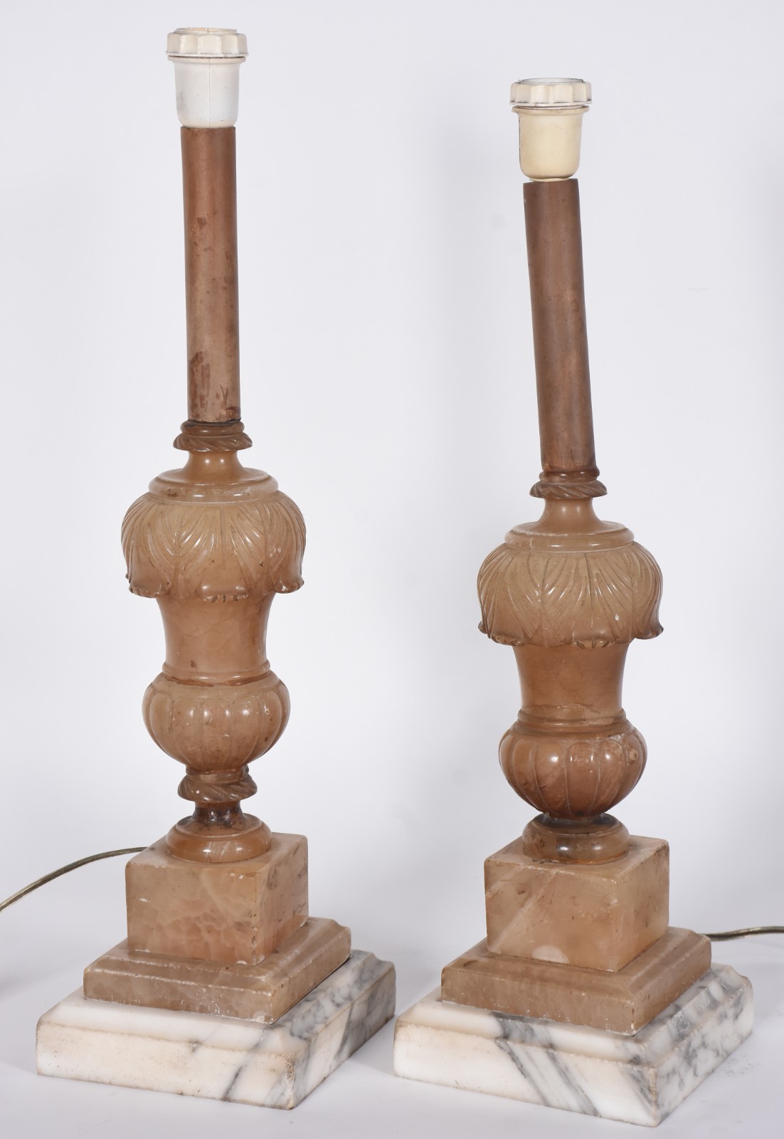Par de abatjoures de alabastro, bases soltas de mármore. Acompanham... - foto 2 de 5