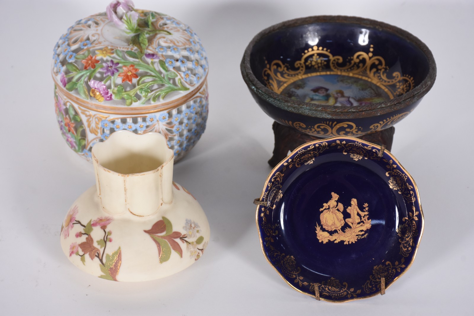 Quatro peças de porcelana. - foto 1 de 8