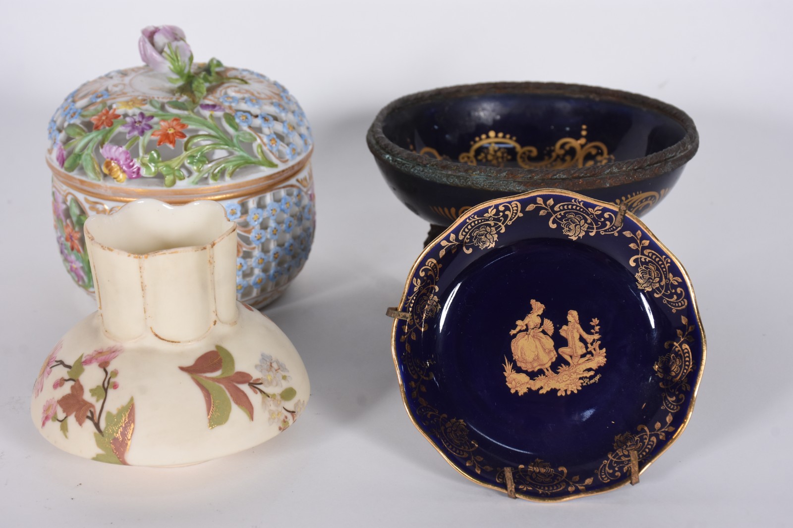 Quatro peças de porcelana. - foto 2 de 8
