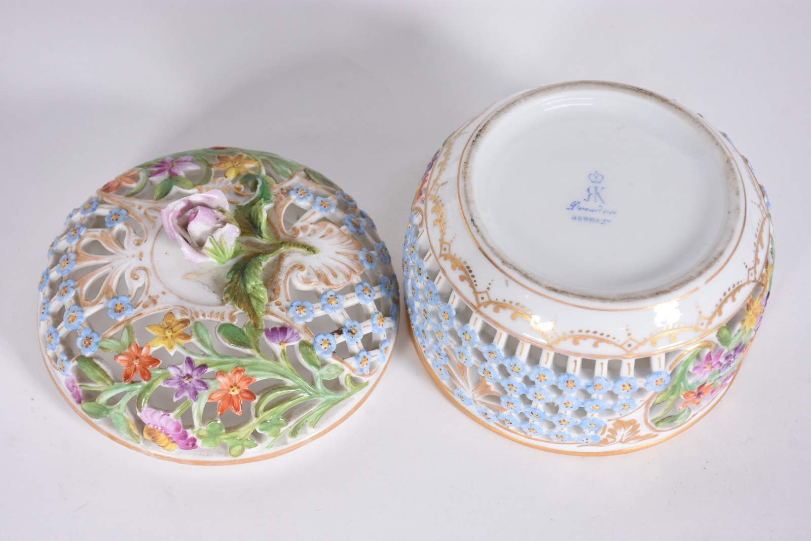 Quatro peças de porcelana. - foto 3 de 8