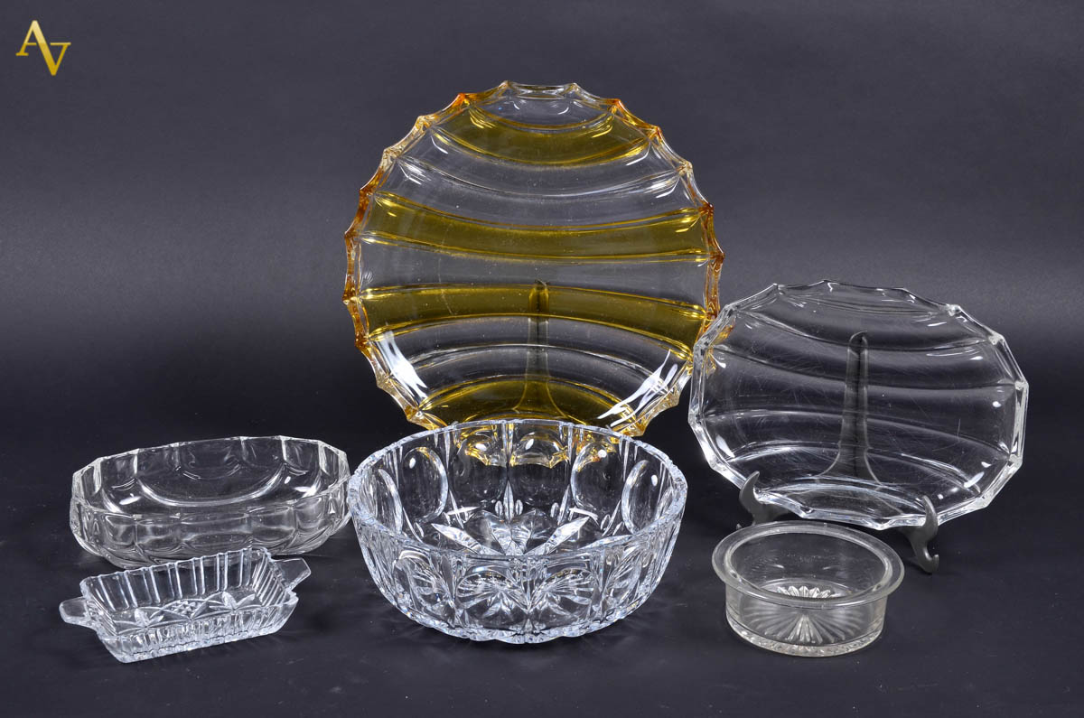 Diversas peças de cristal, sendo 1 prato para torta (diam 30 cm); 1...