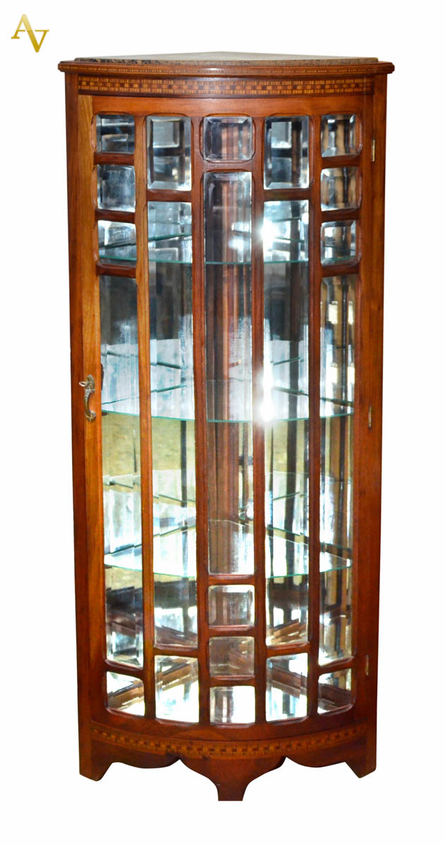 Vitrine de canto de madeira nobre, frente feitio semi bombé com...