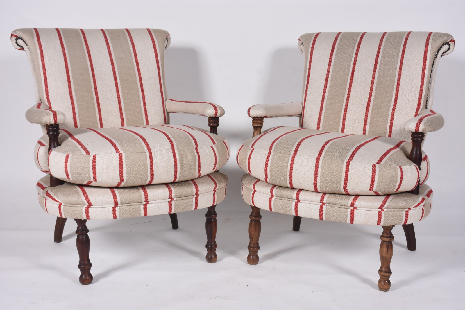 Par de poltronas estofadas e forradas com tecido listrado, pernas... - foto 1 de 6