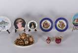 Diversas miniaturas de porcelana, sendo 5 prati... - Diversas miniaturas de porcelana, sendo 5 pratinhos de porcelana, um prato de metal e conjunto de tete a tete com 6 peças (um pires quebrado e b...