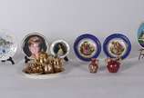 Diversas miniaturas de porcelana, sendo 5 prati... - Diversas miniaturas de porcelana, sendo 5 pratinhos de porcelana, um prato de metal e conjunto de tete a tete com 6 peças (um pires quebrado e b...