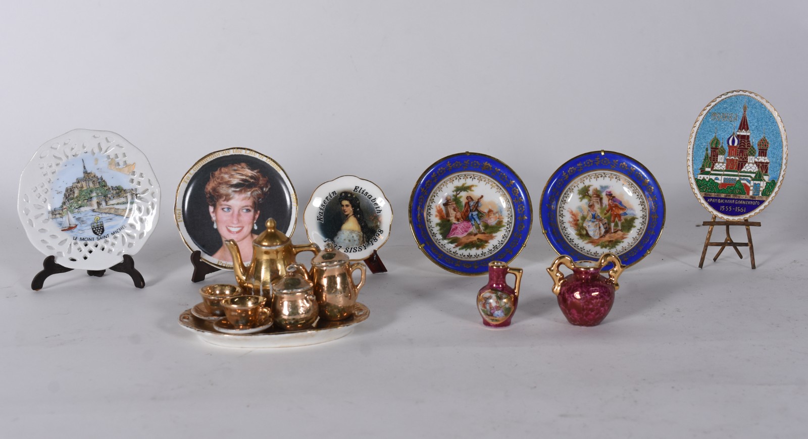 Diversas miniaturas de porcelana, sendo 5 pratinhos de porcelana, um... - foto 2 de 9