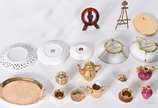 Diversas miniaturas de porcelana, sendo 5 prati... - Diversas miniaturas de porcelana, sendo 5 pratinhos de porcelana, um prato de metal e conjunto de tete a tete com 6 peças (um pires quebrado e b...