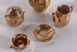 Diversas miniaturas de porcelana, sendo 5 prati... - Diversas miniaturas de porcelana, sendo 5 pratinhos de porcelana, um prato de metal e conjunto de tete a tete com 6 peças (um pires quebrado e b...