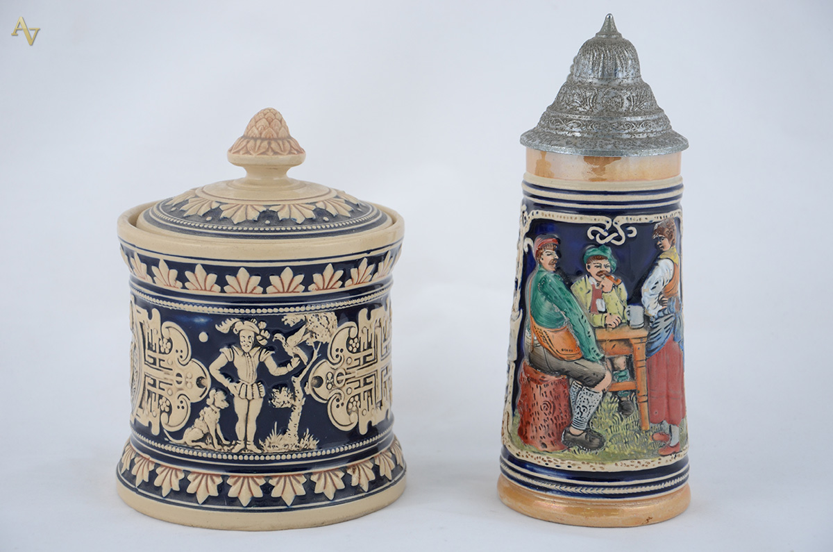 Duas peças de cerâmica alemã com figuras em relevo, sendo caneca com... - foto 2 de 2