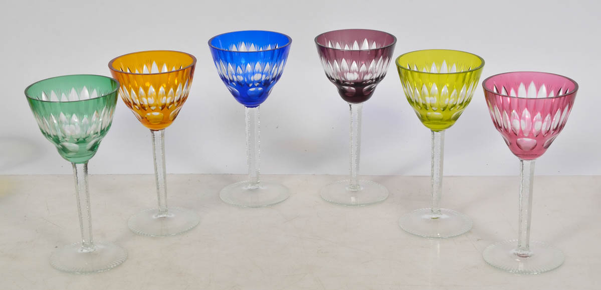 Seis cálices de pé alto para vinho em diversas cores, lapidados.