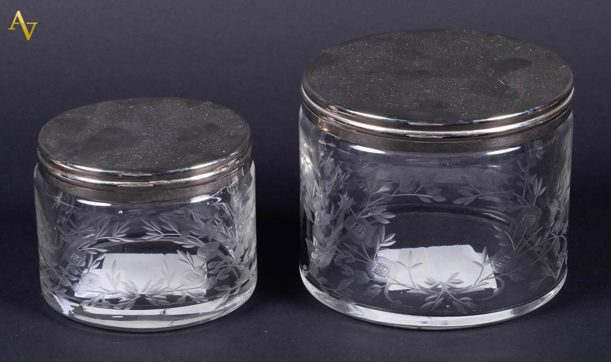 Duas bombonieres de cristal lavrado com flores, tampas de metal...