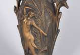 Vaso de bronze estilo Art Nouveau com figura fe... - Vaso de bronze estilo Art Nouveau com figura feminina em relevo.