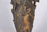 Vaso de bronze estilo Art Nouveau com figura fe... - Vaso de bronze estilo Art Nouveau com figura feminina em relevo.