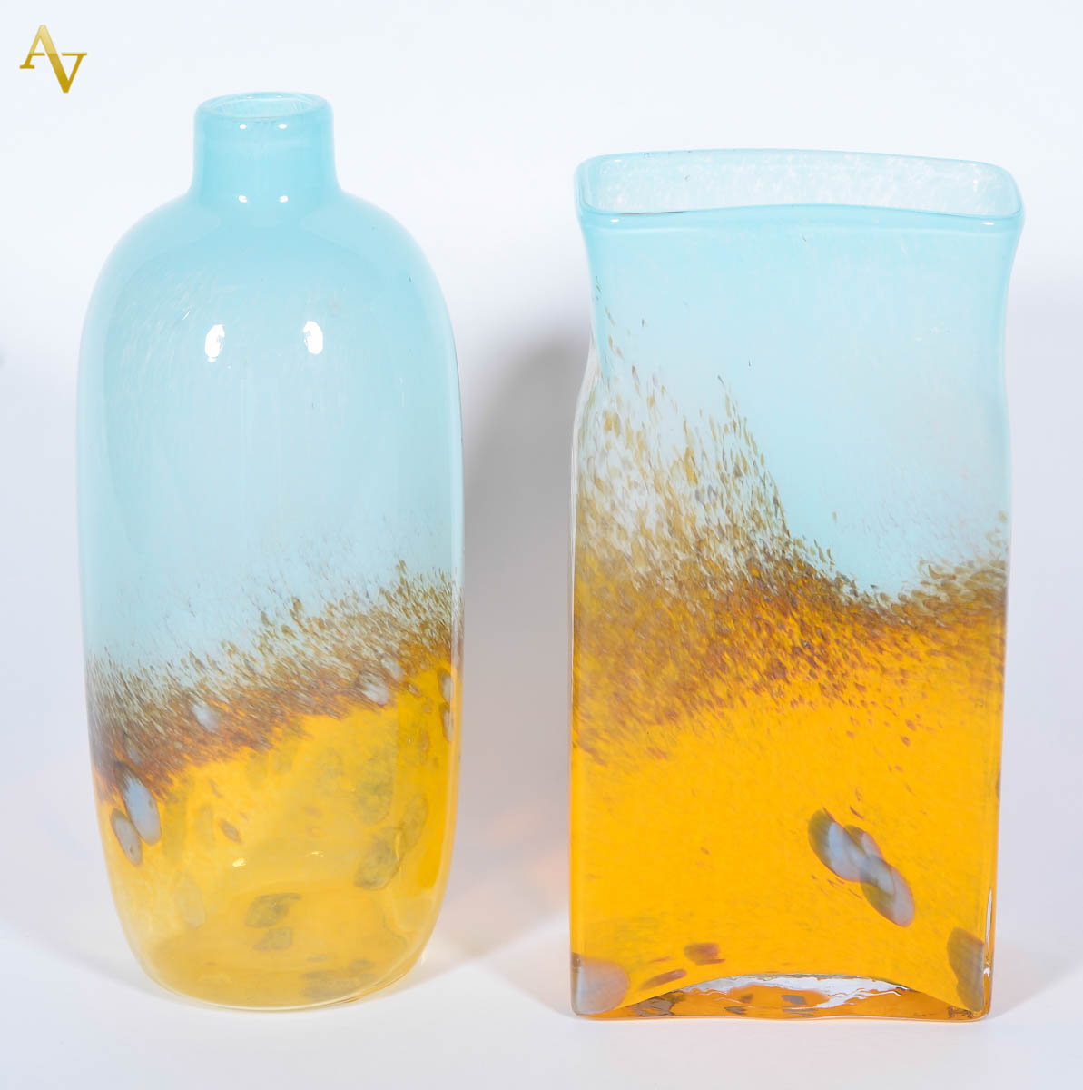 Dois vasos de murano na cor amarelo e azul mesclado. Alt. 29 e 33 cm.