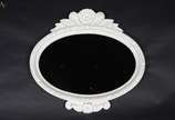 Espelho oval com moldura branca. Medidas 65 x 6... - Espelho oval com moldura branca. Medidas 65 x 68 cm.