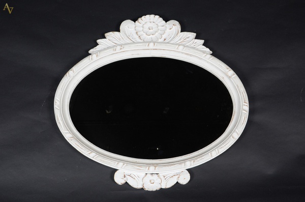 Espelho oval com moldura branca. Medidas 65 x 68 cm.