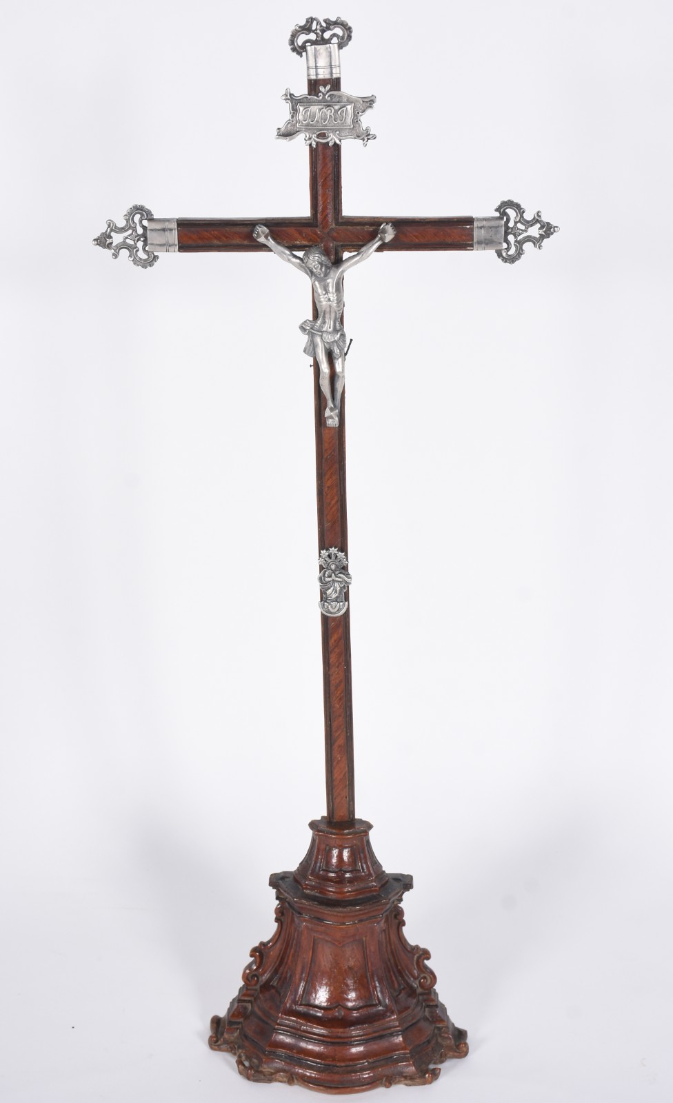 Crucifixo de madeira nobre com figura de Cristo e ponteiras da cruz... - foto 1 de 6