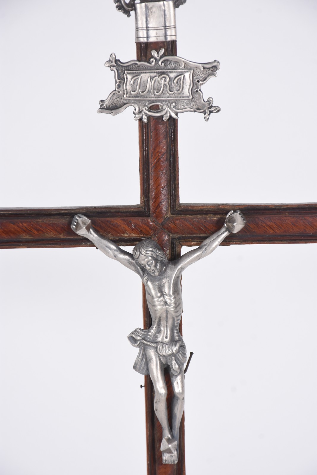 Crucifixo de madeira nobre com figura de Cristo e ponteiras da cruz... - foto 2 de 6