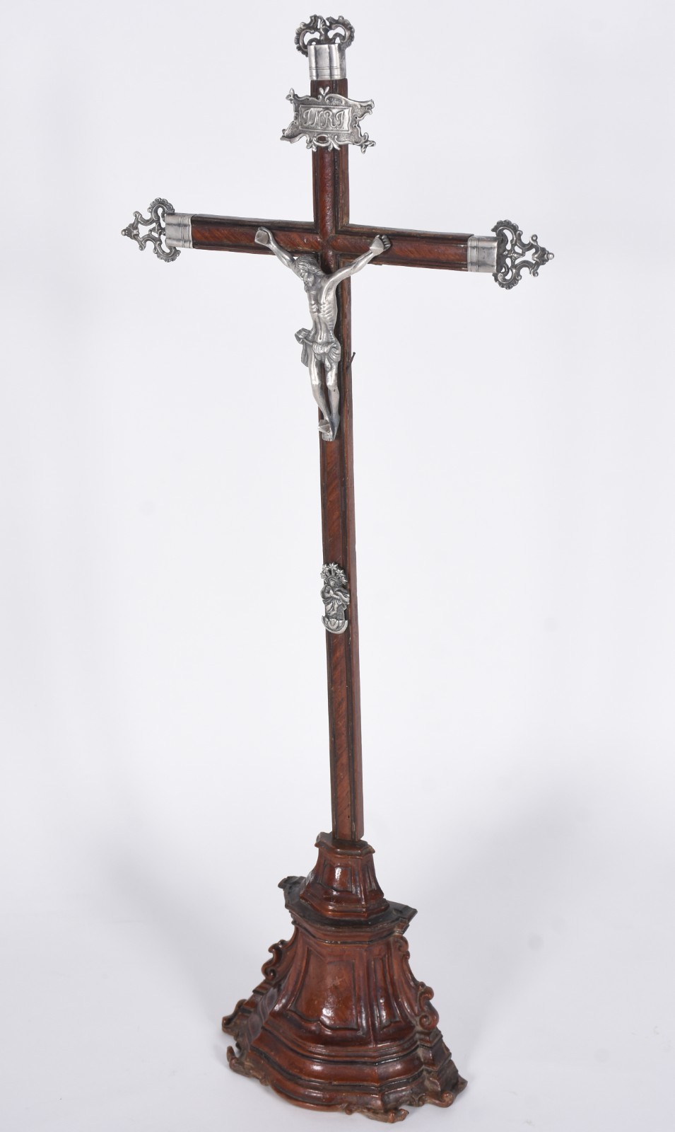 Crucifixo de madeira nobre com figura de Cristo e ponteiras da cruz... - foto 3 de 6