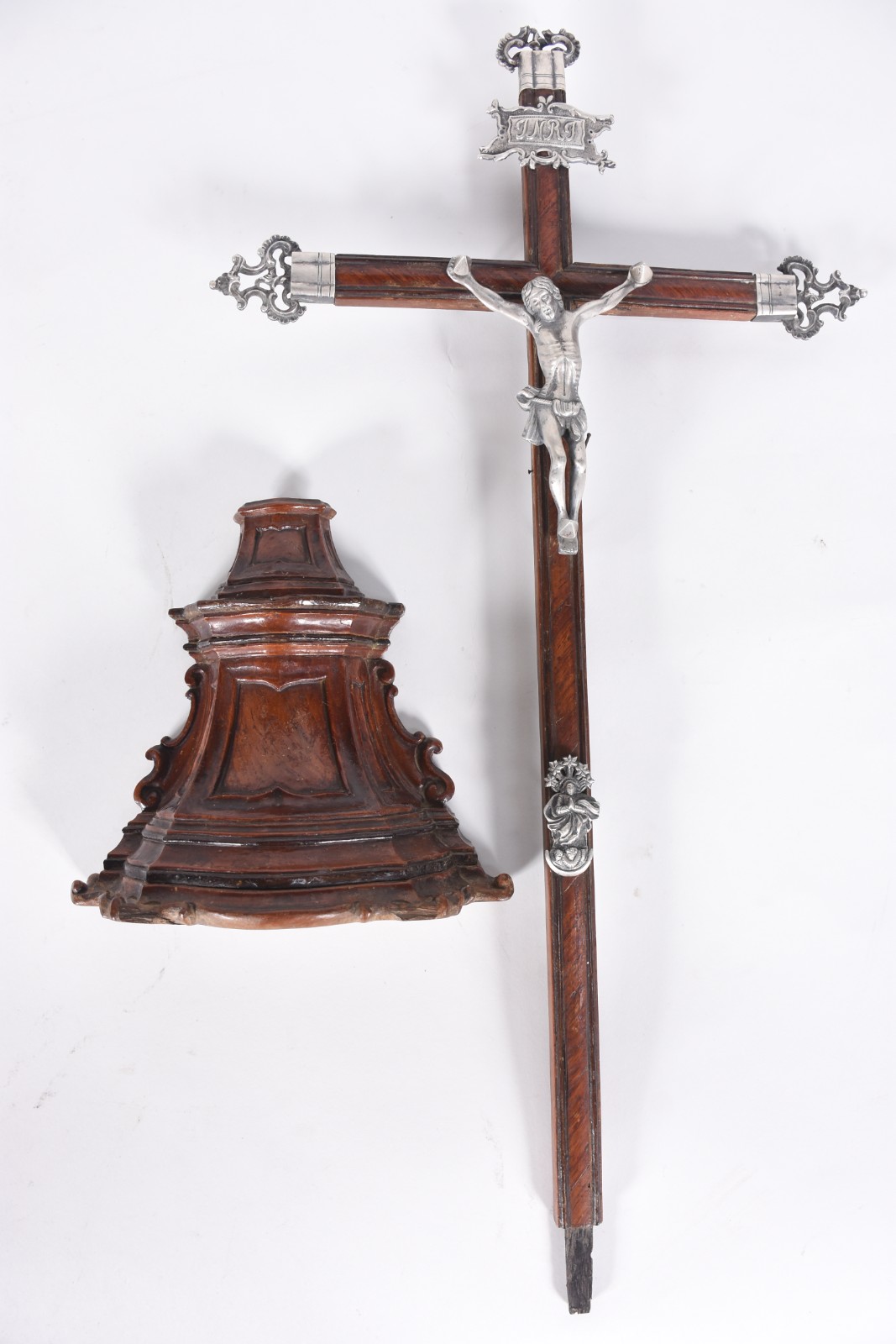 Crucifixo de madeira nobre com figura de Cristo e ponteiras da cruz... - foto 4 de 6