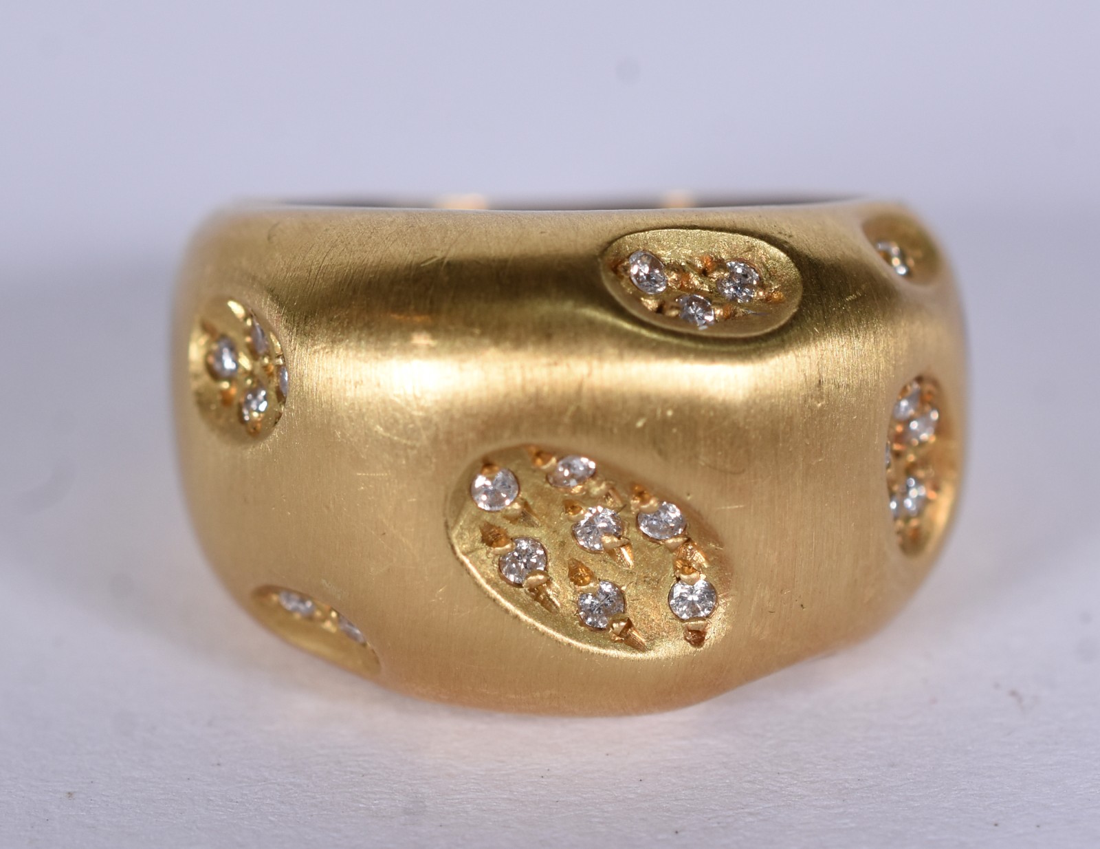 Anel de ouro 18 k com pequenos brilhantes, aro 17 (Por motivos de... - foto 1 de 5