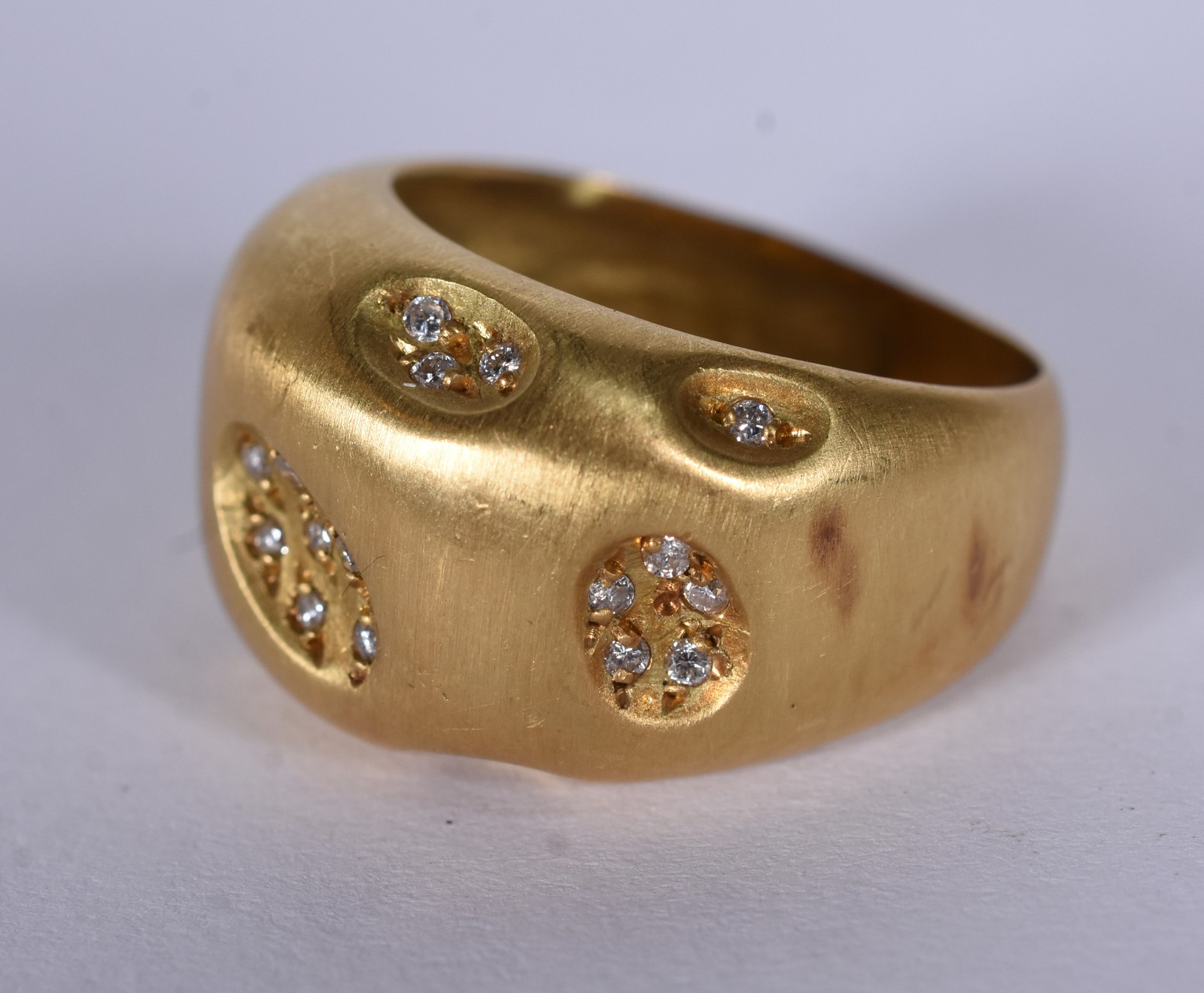 Anel de ouro 18 k com pequenos brilhantes, aro 17 (Por motivos de... - foto 2 de 5