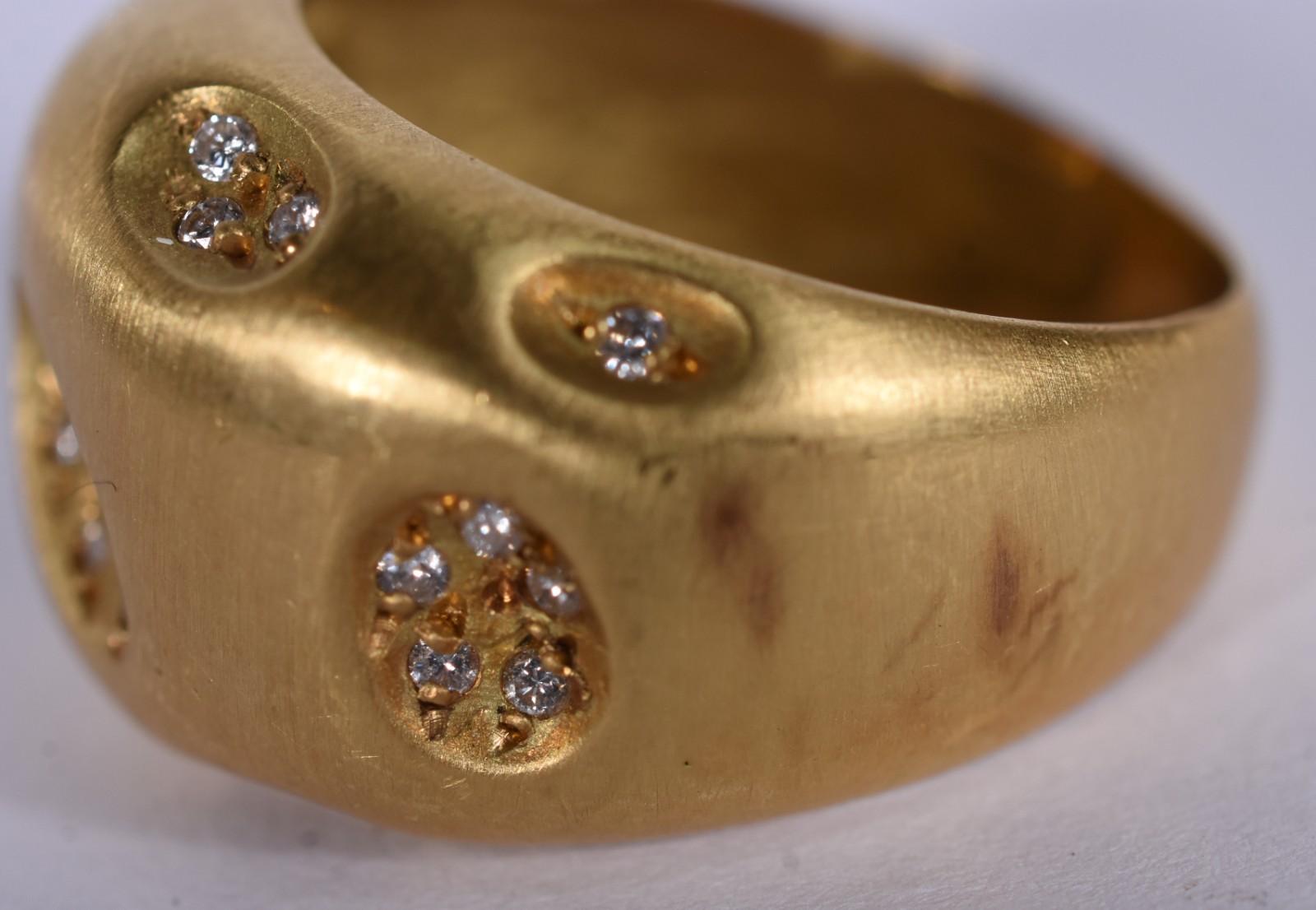 Anel de ouro 18 k com pequenos brilhantes, aro 17 (Por motivos de... - foto 4 de 5