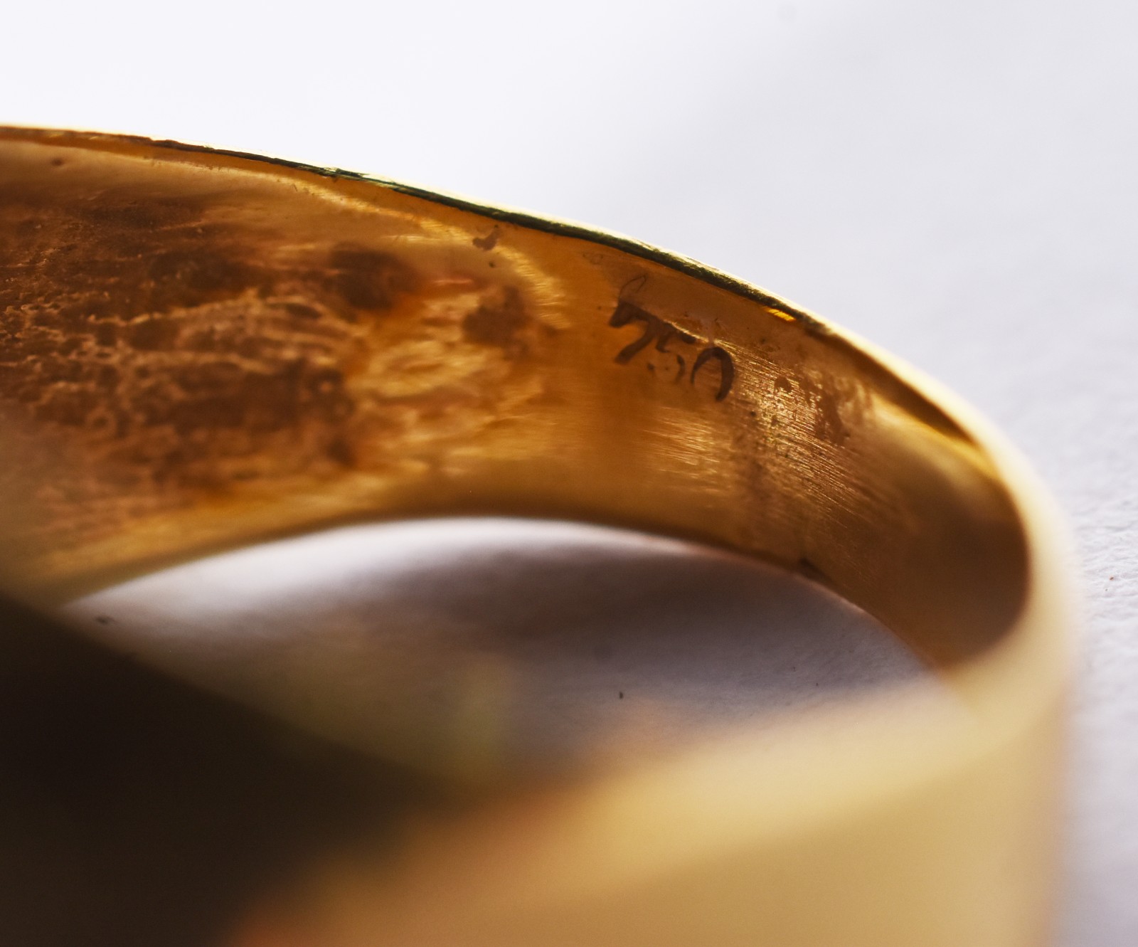 Anel de ouro 18 k com detalhe em preto, aro 16 (Por motivos de... - foto 7 de 7