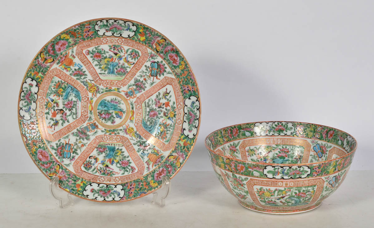 Bowl com prato de porcelana chinesa. Diam. 29 e 36 cm.