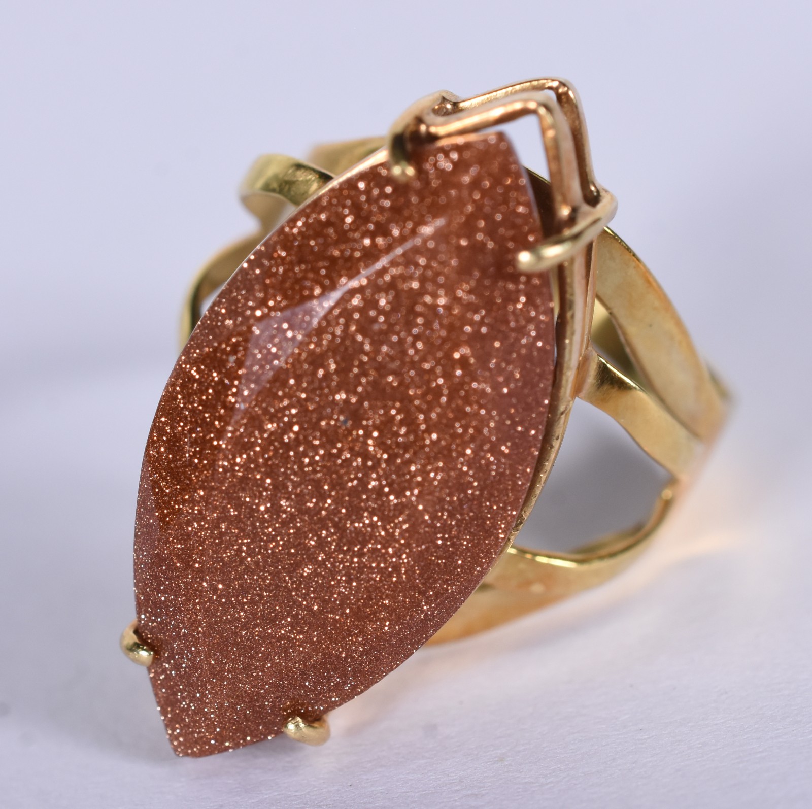 Anel de ouro 18 k com pedra na forma de losango, aro 16 (Por motivos... - foto 1 de 7