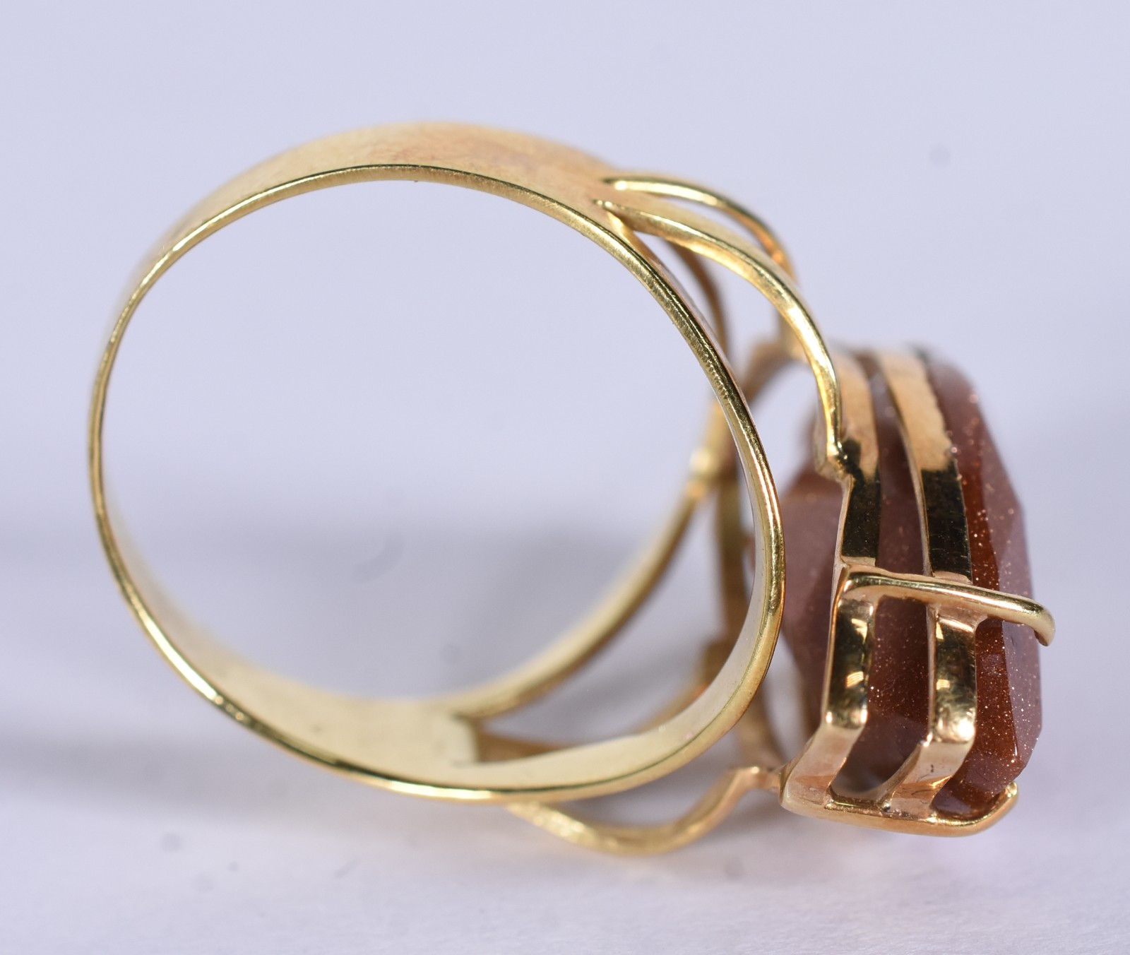 Anel de ouro 18 k com pedra na forma de losango, aro 16 (Por motivos... - foto 5 de 7