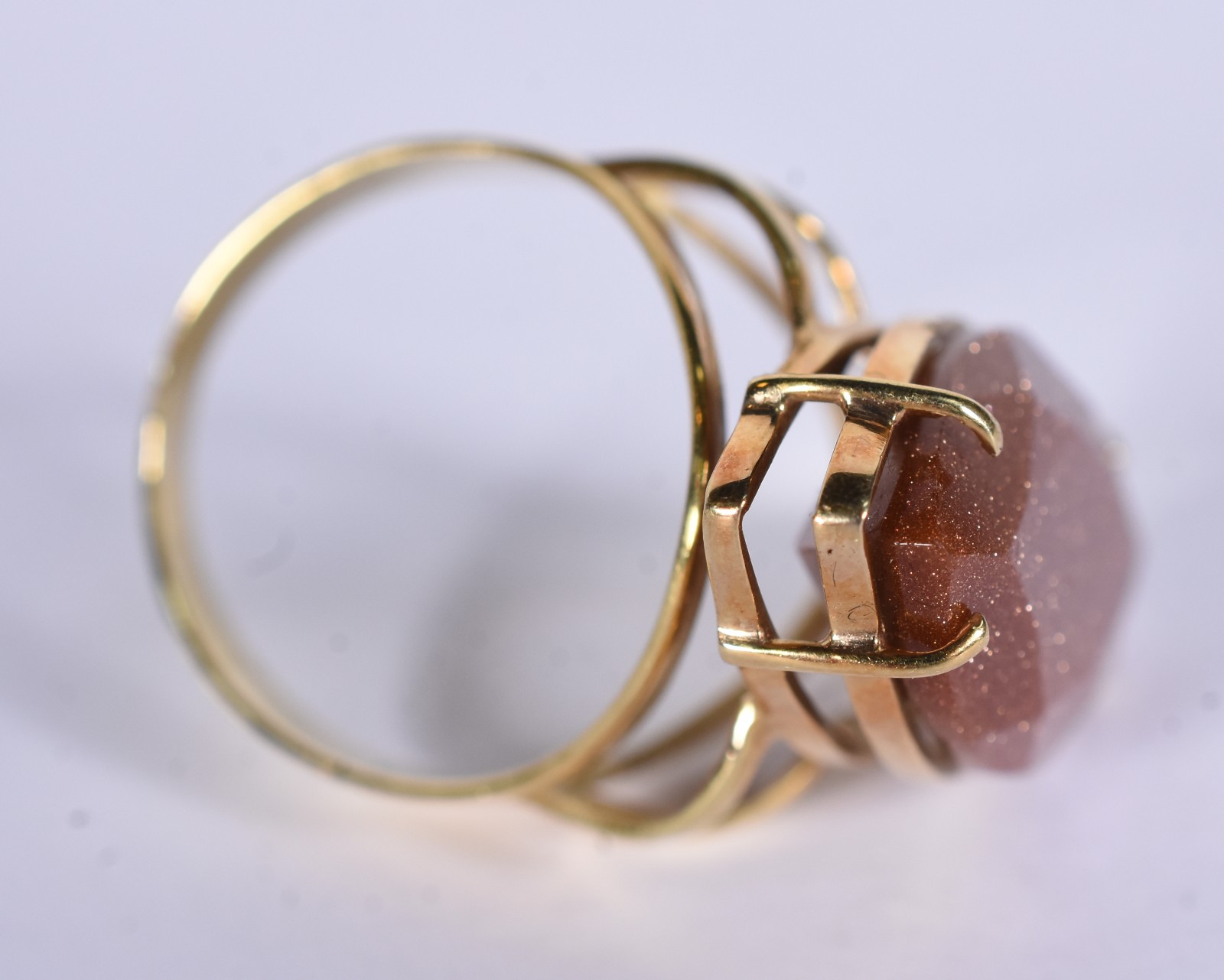 Anel de ouro 18 k com pedra na forma de losango, aro 16 (Por motivos... - foto 6 de 7