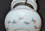 Lustre de opalina com flores em policromia. Alt... - Lustre de opalina com flores em policromia. Alt. 50 cm.