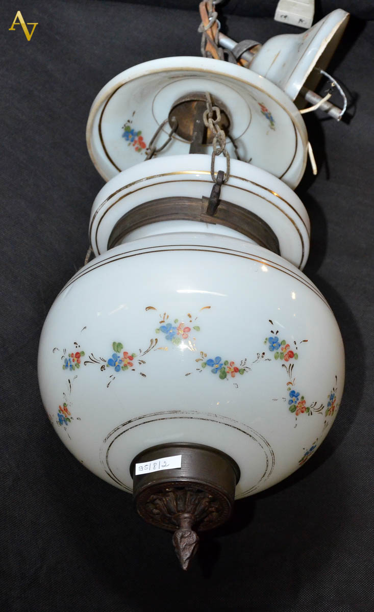 Lustre de opalina com flores em policromia. Alt. 50 cm.
