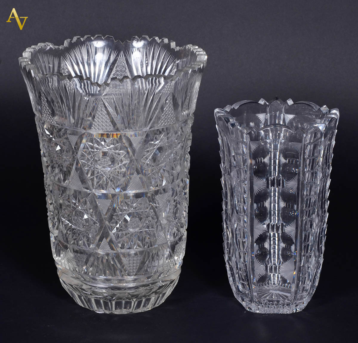 Dois vasos de cristal. Diam.20 e 27 cm.