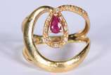 Anel de ouro 18 k com pedra rubilita e pequeno ... - Anel de ouro 18 k com pedra rubilita e pequeno brilhante, aro 17 (Por motivos de segurança a peça não se encontra na loja)
