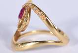 Anel de ouro 18 k com pedra rubilita e pequeno ... - Anel de ouro 18 k com pedra rubilita e pequeno brilhante, aro 17 (Por motivos de segurança a peça não se encontra na loja)