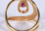 Anel de ouro 18 k com pedra rubilita e pequeno ... - Anel de ouro 18 k com pedra rubilita e pequeno brilhante, aro 17 (Por motivos de segurança a peça não se encontra na loja)